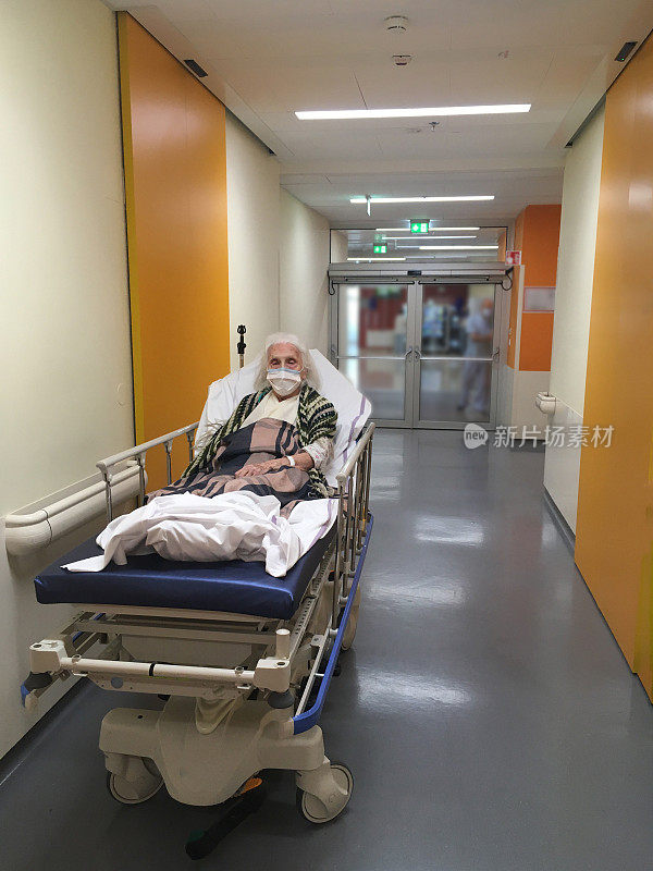 老年女性在Covid - 19期间躺在紧急情况下等待治疗。